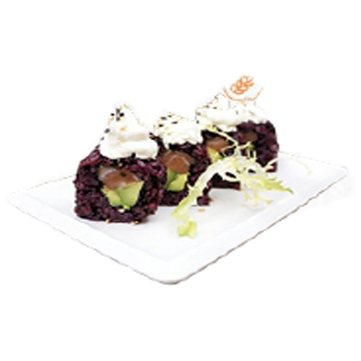 Uramaki de arroz negro, aguacate, salmón y queso